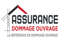 Logo Assurance Dommage Ouvrage, maison stylisée avec toit rouge. Slogan: 'LA RÉFÉRENCE EN DOMMAGE OUVRAGE'.