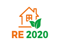 Logo RE 2020 orange et vert représentant une maison avec des feuilles. Symbole de la réglementation environnementale des bâtiments neufs.